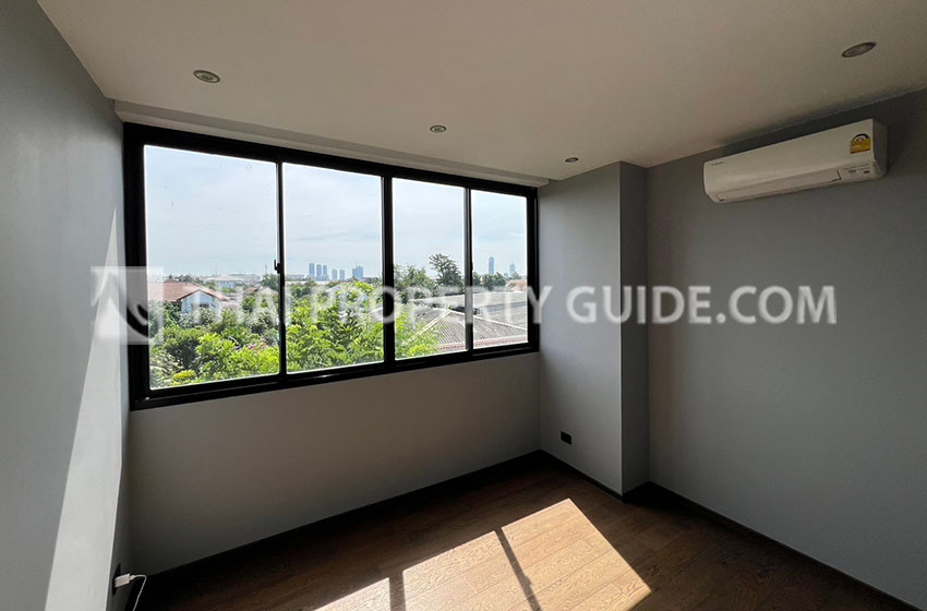 House with Private Pool in Srinakarin 